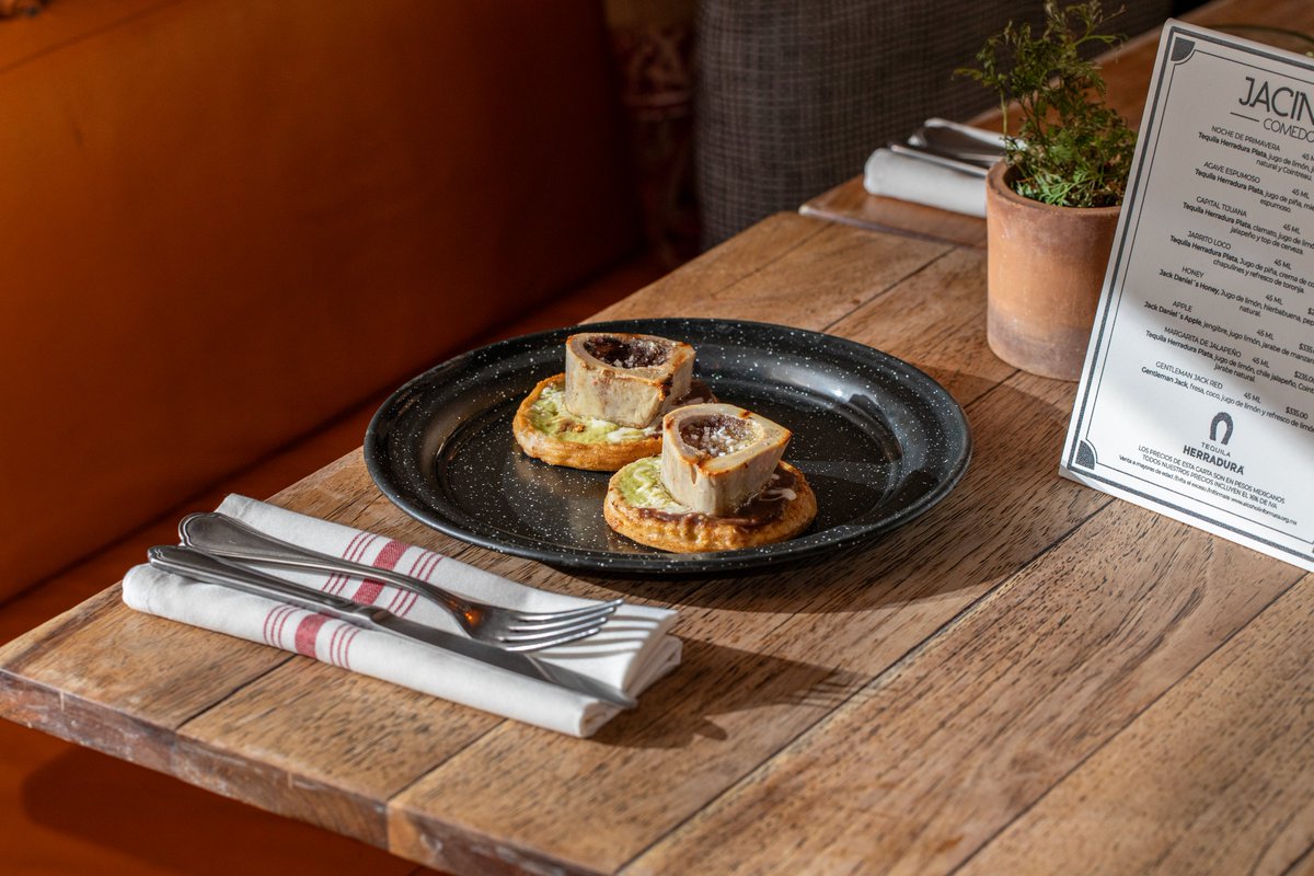 Vamos abriendo el apetito, y la semana, con unos deliciosos sopes de tuétano en Comedor Jacinta. ¿Ya los probaste?