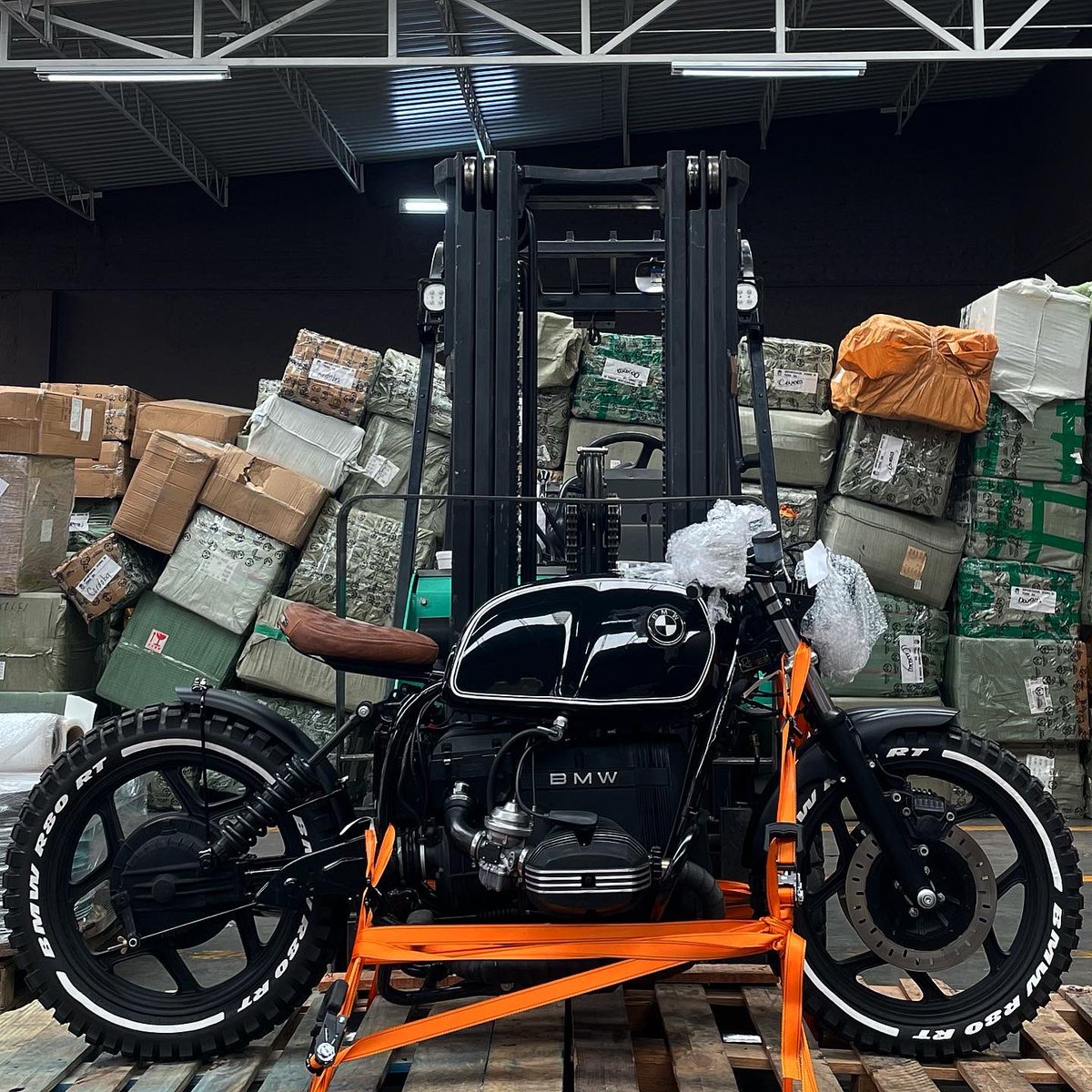 CalvilloR's tweet photo. Realizamos proyectos de restauración original / custom con cualquier 🏍️ marca/modelo/cc, de tal manera que tu moto sea única! Contáctanos por 📥 para más información!! Enviamos 🚛 📦 🏍️  a cualquier destino ⛽️!! 🇲🇽 #rcmotogarage https://t.co/QuTqYxZ1Uo