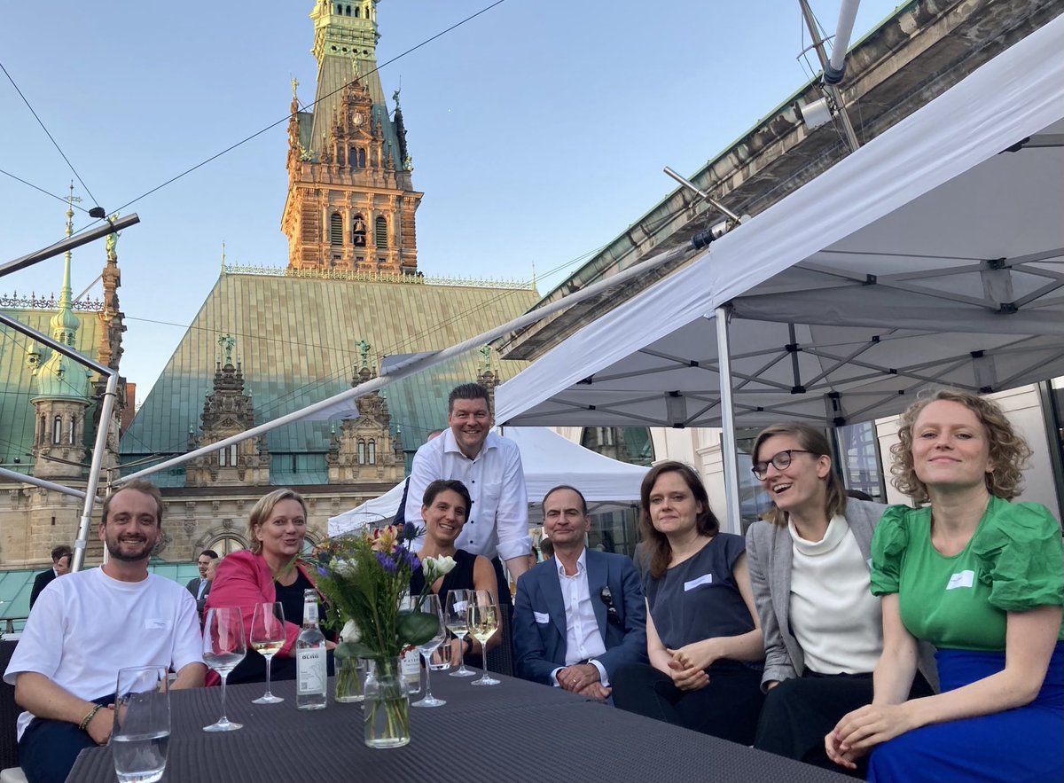 ADressel's tweet photo. Sommerfest 🌞 des #FinanzplatzHH auf dem Dach der @hkhamburg mit vielen Gästen & guter Stimmung: #FinanceCityHamburg gegründet ✅, #InnoFinTech verlängert ✅, #MasterplanFinanzwirtschaft in der Umsetzung✅ - feste arbeiten, Feste feiern, so kann es weitergehen👍💪🙏! https://t.co/bixpklL14W