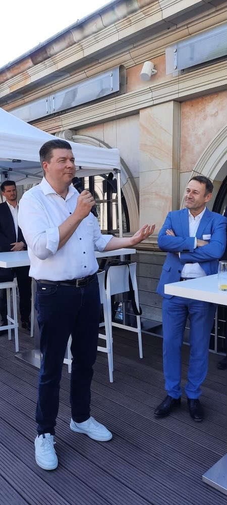 ADressel's tweet photo. Sommerfest 🌞 des #FinanzplatzHH auf dem Dach der @hkhamburg mit vielen Gästen & guter Stimmung: #FinanceCityHamburg gegründet ✅, #InnoFinTech verlängert ✅, #MasterplanFinanzwirtschaft in der Umsetzung✅ - feste arbeiten, Feste feiern, so kann es weitergehen👍💪🙏! https://t.co/bixpklL14W