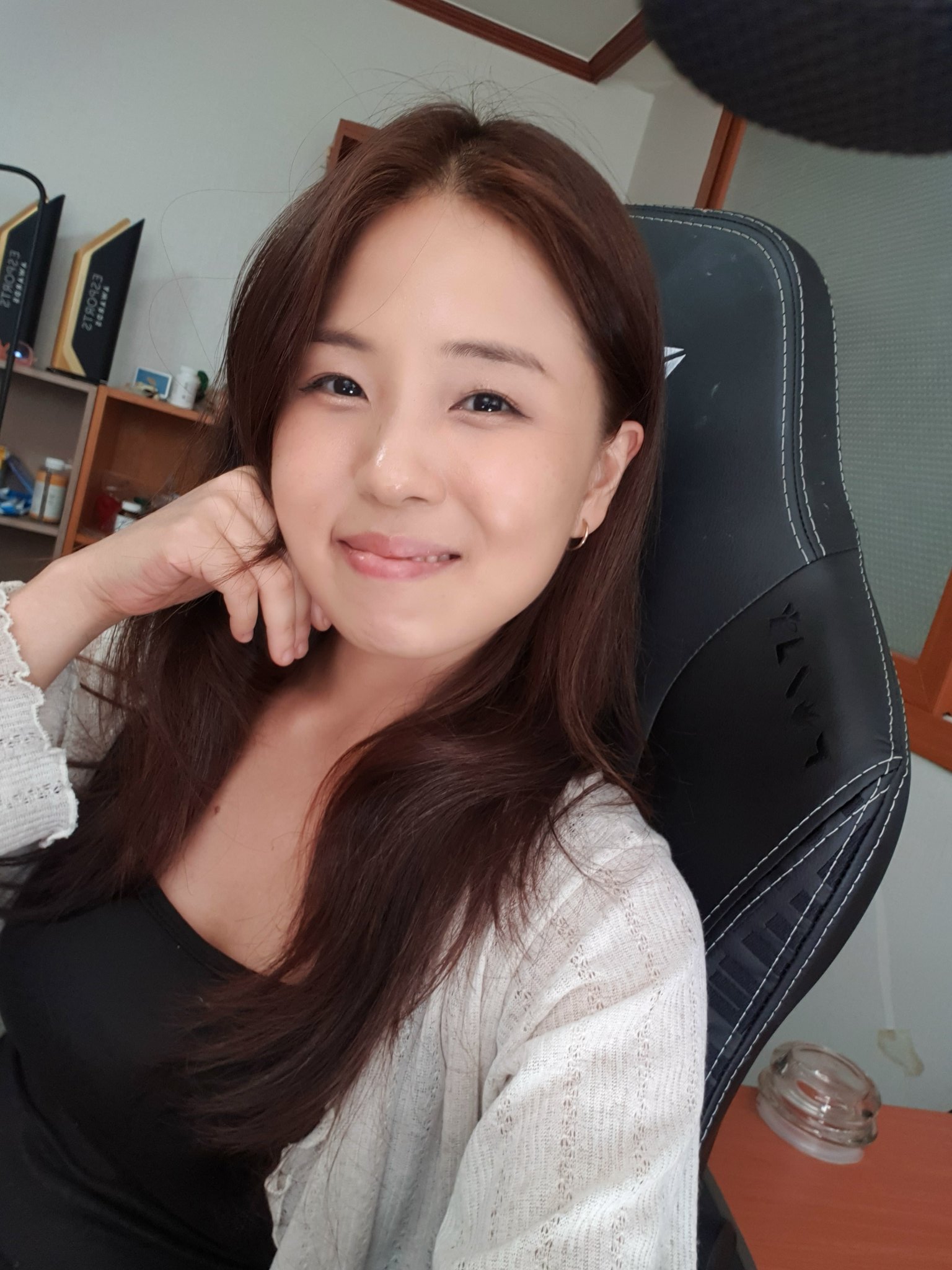 ashley-kang-on-twitter-it-s-5am-in-korea-and-i-m-waiting-for-an