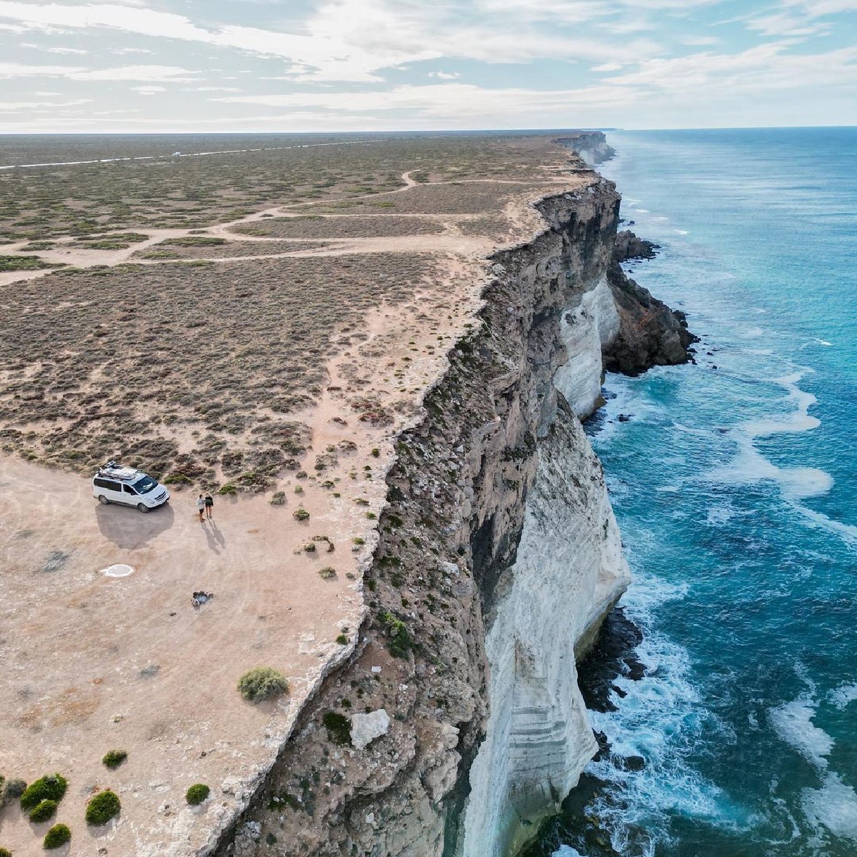 You seem a little on edge there, @southaustralia 🙊💙

Captured here by IG/roamingtheblue_, welcome to the magnificent #BundaCliffs in #EyrePeninsula - home to the Mirning/Ngandatha peoples.

#seeaustralia #comeandsaygday