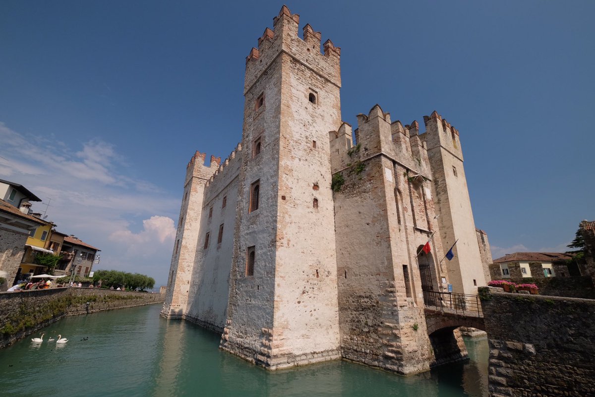 jeffheads's tweet photo. @Surgeon_London @TravelnChill Looks like Scaligero Castle, Sirmione on Lake Garda. Beautiful place 😊 https://t.co/vvaGCHjyHQ