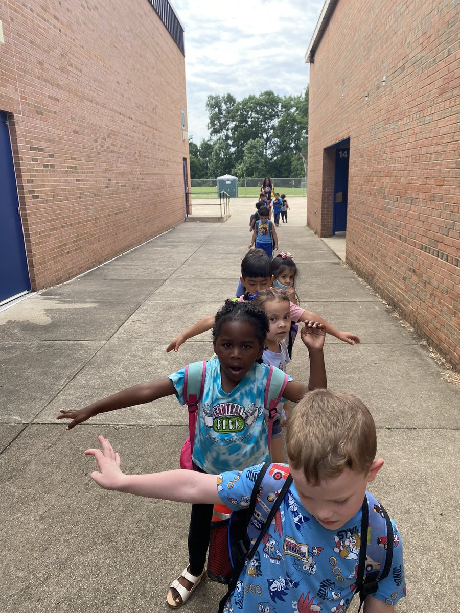 ktrivers14's tweet photo. In our Rising k summer program, we work on routines and procedures A LOT!  After only 4 days that is a very nice line!!!  @Bel_Air_ES  #BAESShines https://t.co/REyPnzVzea