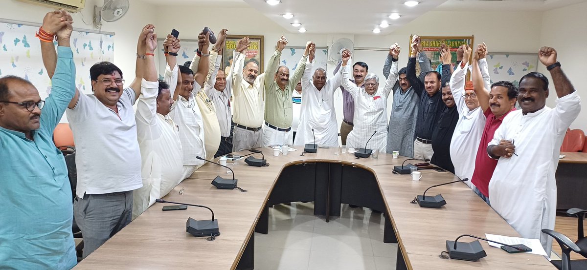 DrAnujTyagi1's tweet photo. #AIPTF के राष्ट्रीय अध्यक्ष आदरणीय #रामपाल_सिंह एवं #AIRF के महासचिव आदरणीय #शिव_गोपाल_मिश्रा जी ने आज शिक्षक भवन जनकपुरी में हुई बैठक में कहा #पुरानी_पेंशन_से_कम_पर_कोई_समझौता_नहीं_होगा ।प्रदेश अध्यक्ष श्री #सुशील_कुमार_पांडे जी भी उपस्थित रहे।।
@ShivaGopalMish1 https://t.co/ZjUlChuANX