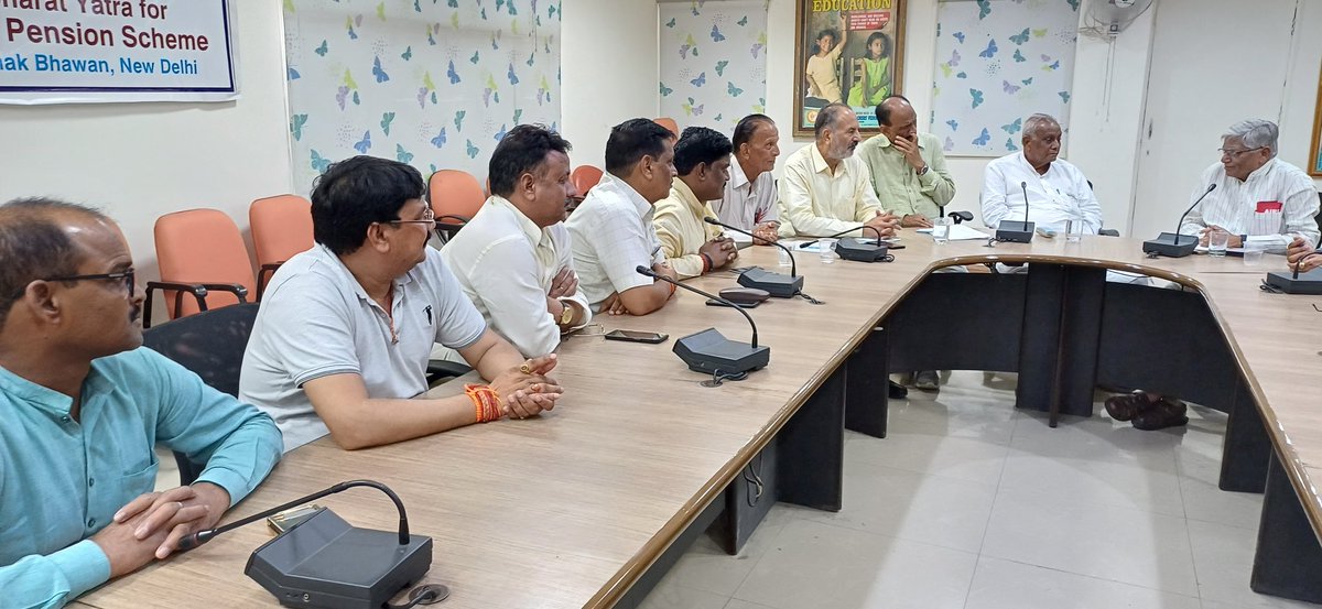 DrAnujTyagi1's tweet photo. #AIPTF के राष्ट्रीय अध्यक्ष आदरणीय #रामपाल_सिंह एवं #AIRF के महासचिव आदरणीय #शिव_गोपाल_मिश्रा जी ने आज शिक्षक भवन जनकपुरी में हुई बैठक में कहा #पुरानी_पेंशन_से_कम_पर_कोई_समझौता_नहीं_होगा ।प्रदेश अध्यक्ष श्री #सुशील_कुमार_पांडे जी भी उपस्थित रहे।।
@ShivaGopalMish1 https://t.co/ZjUlChuANX