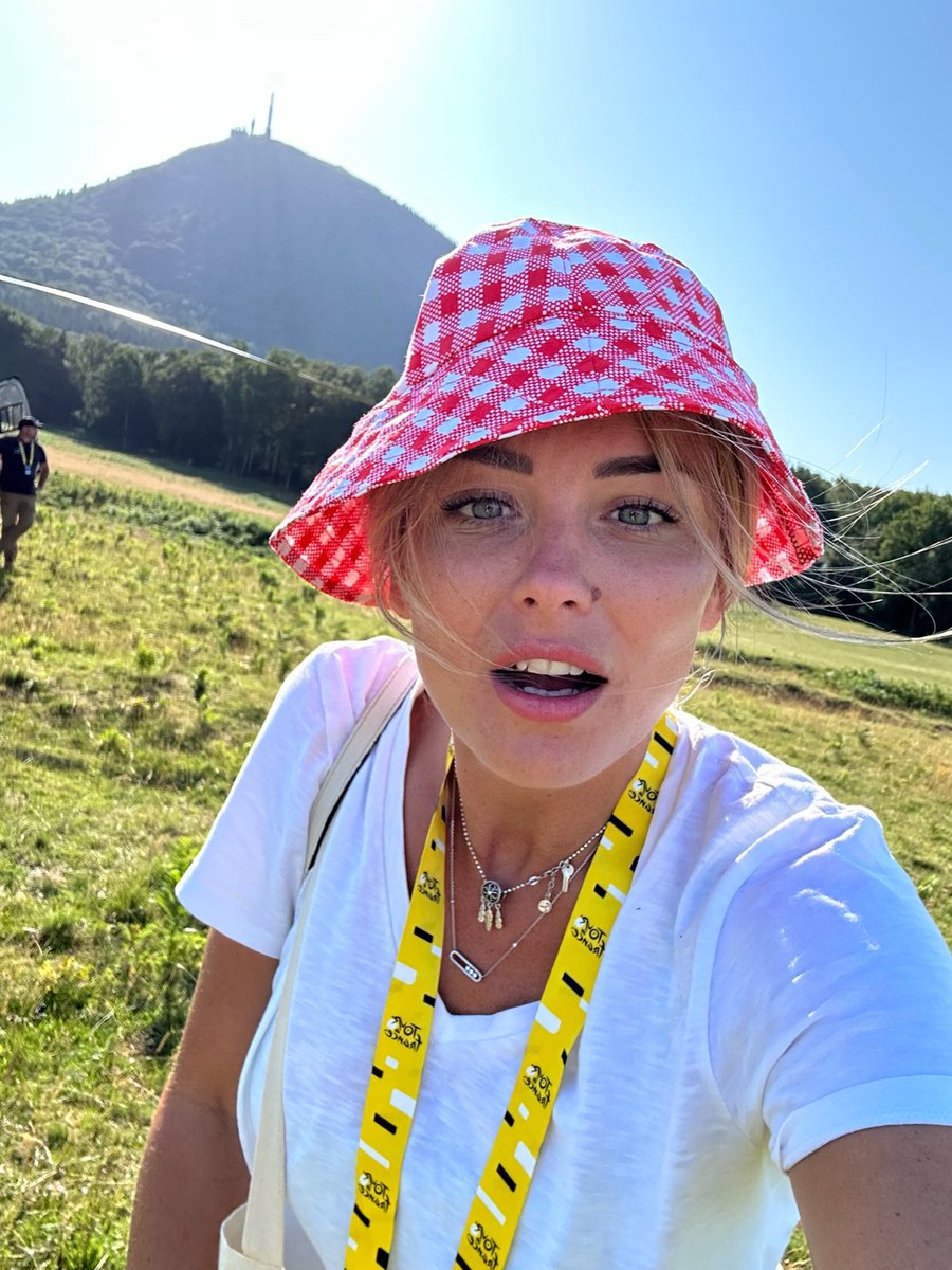 laureboulleau's tweet photo. Bref :) j’étais au Tour de France sur mes terres en Auvergne et c’était dingue https://t.co/V6weIWMHU4