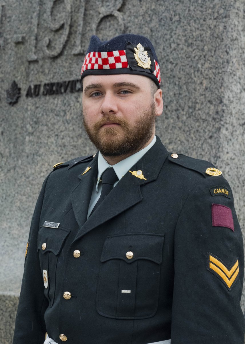 CJOC_COIC's tweet photo. #MeetTheSentries who are standing guard at the National War Memorial.

We would like to recognize:

Cpl  Lennox  Marshall, The Cape Breton Highlanders
Pte Alyssa Mason, 1st Battalion, The Royal Newfoundland Regiment
Bdr Bea Aldea, 4th Artillery Regiment (General Support) https://t.co/I5fIpCltB4