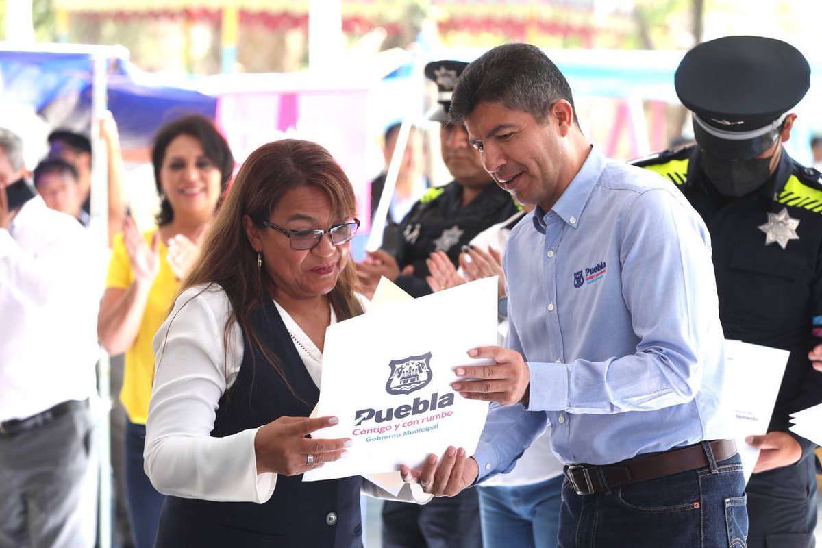 eduardorivera01's tweet photo. Familias de las diferentes Junta Auxiliares y colonias ya tendrán certeza jurídica sobre su patrimonio. Hoy entregamos 119 reconocimientos de lotes que beneficiarán a 450 personas.

Reconozco el trabajo de la Comisión de Regularización de Tierra y Bienes Patrimoniales.

#ContigoYConRumbo