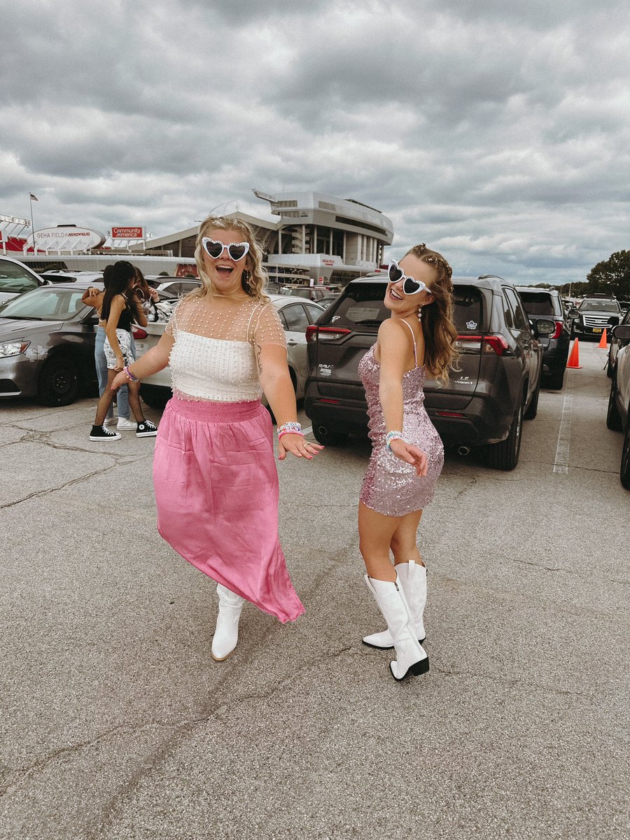 shanmarie2016's tweet photo. Can I go, where you gooooo? 🫶🏼🩷 #lover #ErasTour #ErasTourKC @taylorswift13 @taylornation13 https://t.co/DzOoBZSIl6