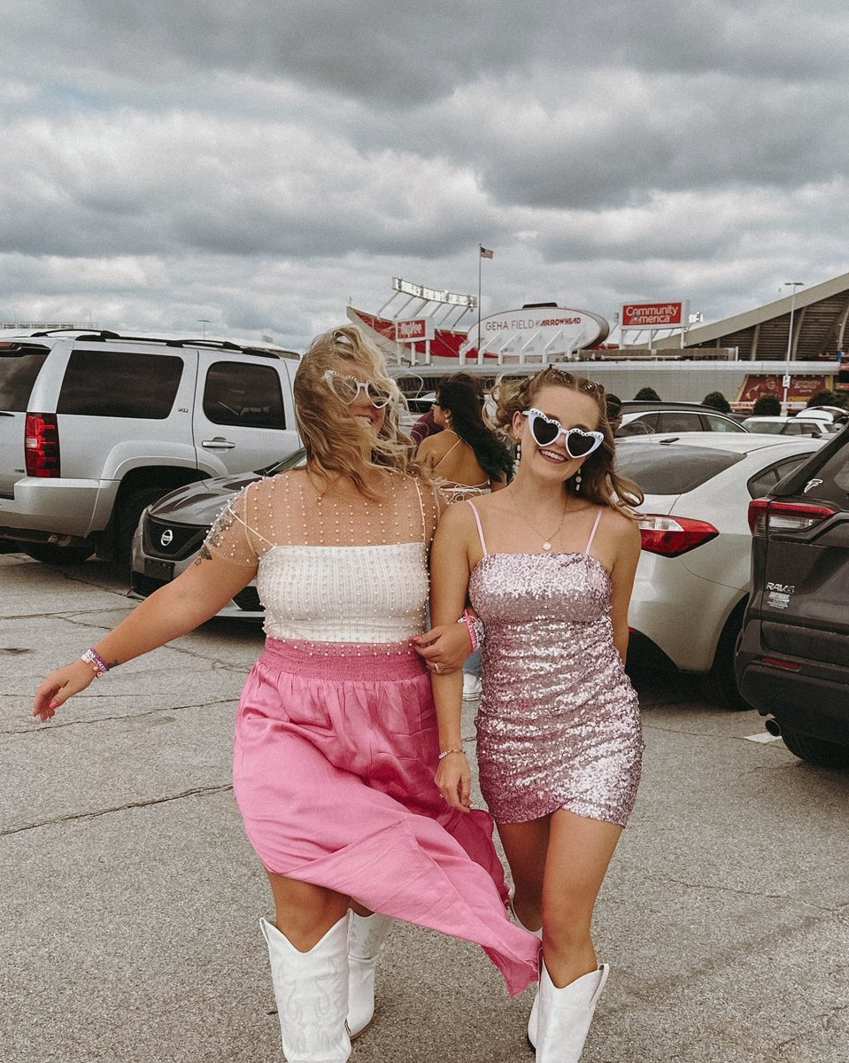 shanmarie2016's tweet photo. Can I go, where you gooooo? 🫶🏼🩷 #lover #ErasTour #ErasTourKC @taylorswift13 @taylornation13 https://t.co/DzOoBZSIl6