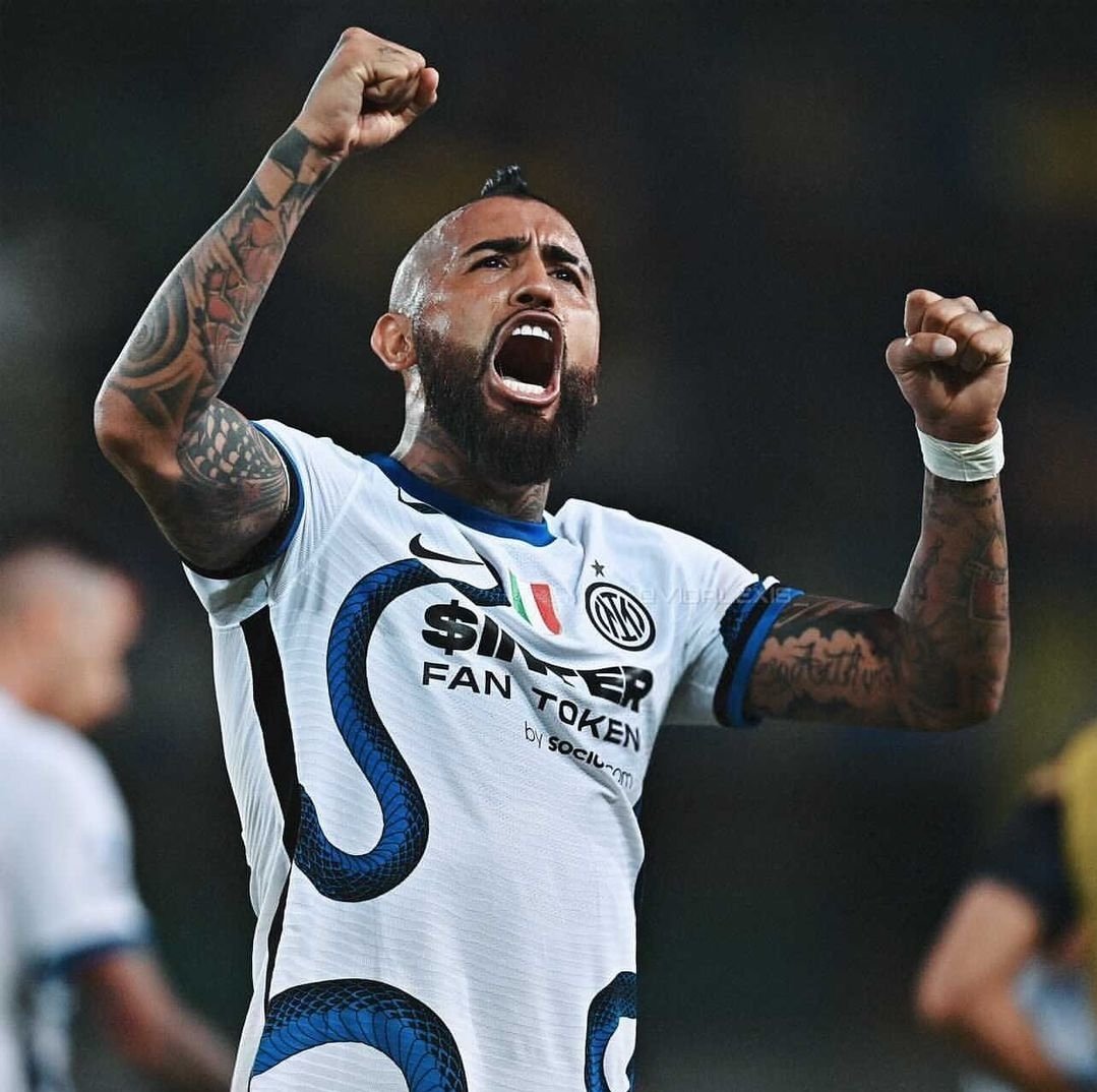Vincenzo_dali's tweet photo. O Athletico de 2023 tem um meio campo com FERNANDINHO e ARTURO VIDAL.

Objetivamente, da pra questionar MUITA COISA sobre essa contratação. Muita mesmo.

Mas, agora, só consigo pensar no patamar que esse clube chegou. O Clube Atheltico Paranaense tem dois jogadores ídolos no futebol europeu no elenco, mesmo que em fim de carreira.

O Clube Athletico Paranaense tem, também em seu elenco, um jogador comprado por €74 milhões pelo Barcelona. É a esperança do futuro de um dos maiores clubes do mundo.

O Clube Athletico Paranaense, hoje, encara os poderosos brasileiros frente à frente. Encara o monopólio frente à frente. Coloca o futebol brasileiro, como um todo, em alerta.

O Clube Athletico Paranaense merece muito respeito. Não pela contratação de Arturo Vidal, mas por toda a luta pra chegar onde hoje está, e no nível em que estará no futuro.

Nunca um clube fez o que o Athletico faz. Nunca um clube fará o que o Athletico fez. 

Tem, mais do que nunca, que copar.