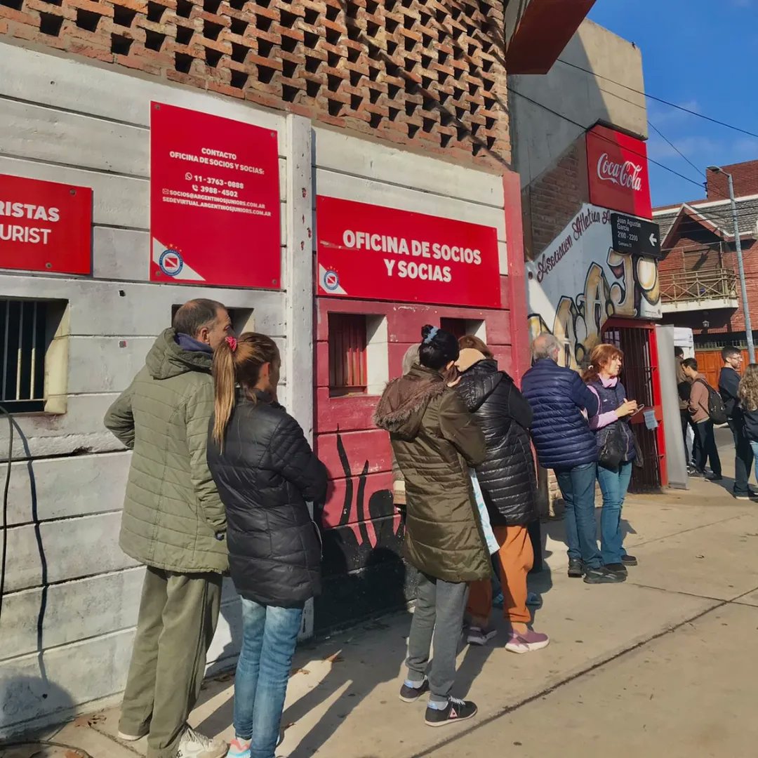 uxlaciudadc11's tweet photo. Hoy estuvimos en la Asociación Atlética Argentinos Juniors con un operativo de atención integral junto a @ansesgob y a la @DefensoriaCABA acercando los organismos a lxs vecinxs de nuestra comuna.

@PuglieseVico 
@Gaston_C11
@delfivelazquez 
@Mevarot 
@FundacionAAAJ https://t.co/eUjK8gTpeW