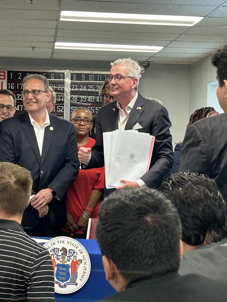 Pharmacists were on hand to witness the signing of 3 important prescription drug bills. Thank you, @GovMurphy, Senators Vitale and Codey, Assembly speaker Coughlin, Assembly members, Freiman,McKeon, McKnight, Quijano and Moriarty for participating today. nj.gov/governor/news/…