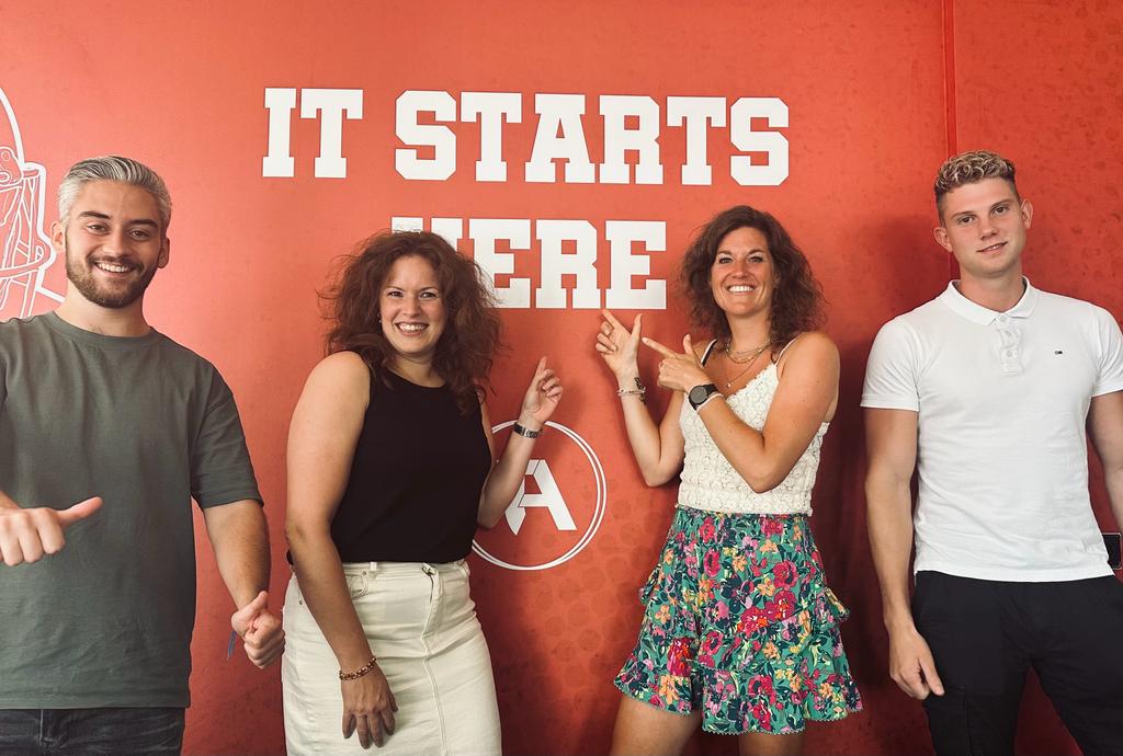 🚨Proud message alert🚨

Vier nieuwe toppers voor team <a href="/Thincahead/">Thinc ahead</a> en de Plaatjesmakers. Dat gebeurt ook niet elke dag!

Welkom Joey, Ellen, Saskia en Bram. 

Together we create a legacy (en dat leggen we maar al te graag in mooie plaatjes vast!). #Events #Video