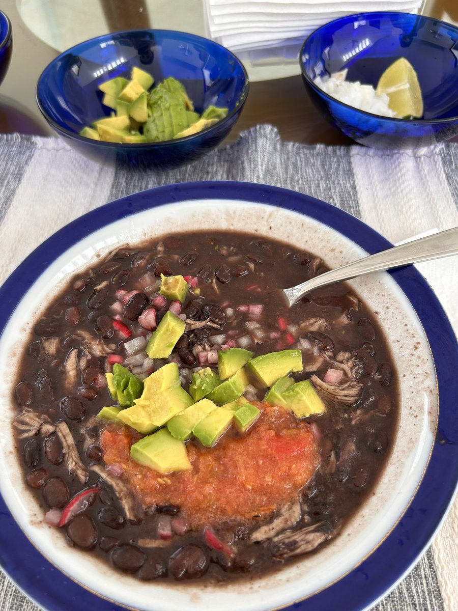 valegual's tweet photo. Feliz lunes a todos excepto los que comen frijol con puerco en plato plano 🙃 https://t.co/pbLzi1flEl