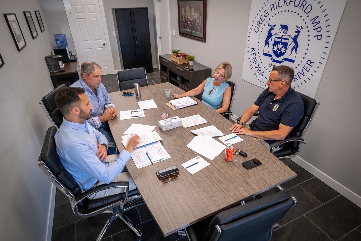 GregRickford's tweet photo. Minister @Sflecce and I had productive discussions with Kenoraโs Directors of Education about the importance of local opportunities for children and youth.
Together, with @KPDSB_Schools and @KCDSB we are working to ensure top quality education for every student in the Northwest. https://t.co/sf4Mhu6uMg