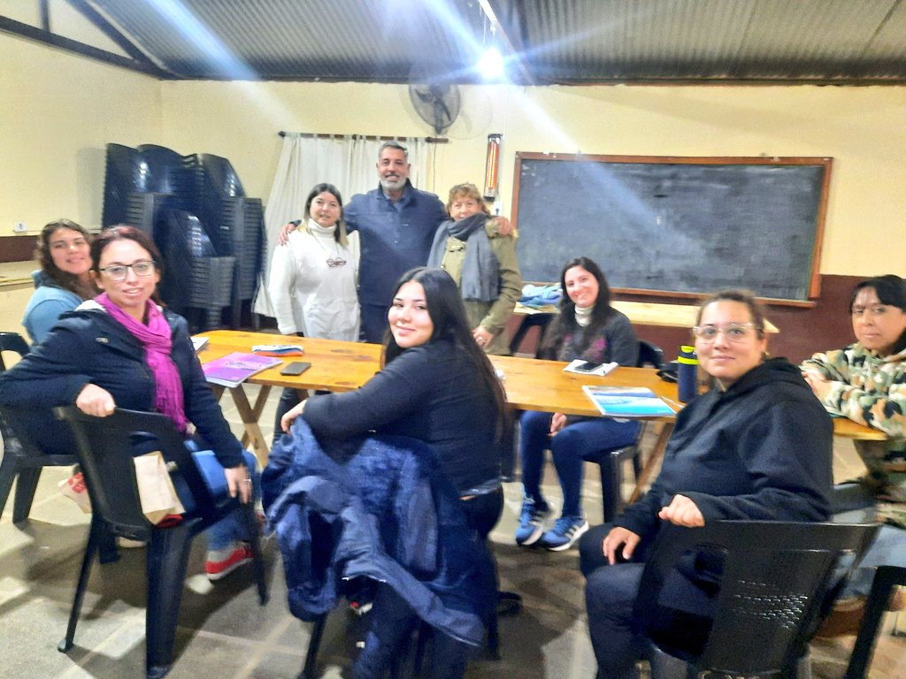 Y así comenzó el curso de "Estética de pies y manos" en nuestra sede.
Una gran opción que permite capacitarse, de forma gratuita, para trabajar en ese oficio, y que es resultado de una acción conjunta entre la Escuela Salvador Cámpoli y nuestra institución.
No la deje pasar!!