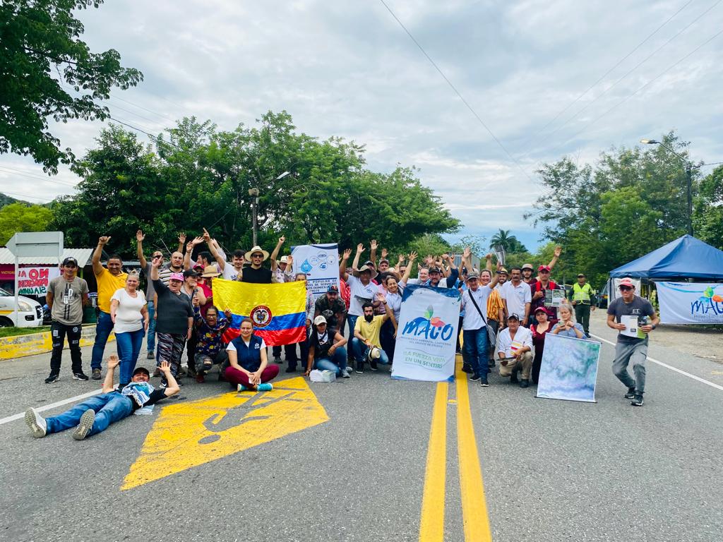 trochandosf's tweet photo. Hoy en la vía #Honda- #PuertoSalgar, comunidades del oriente de #Caldas se movilizaron en rechazo la proyecto de Hidroeléctrica Miel 2.
Diversos sectores sociales y populares se manifestaron en defensa de los ríos, el agua y la vida digna.
Exigen instalación de mesa de diálogo. https://t.co/LIdXlZII65