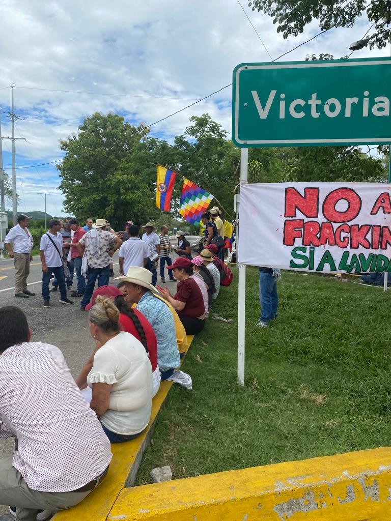 trochandosf's tweet photo. Hoy en la vía #Honda- #PuertoSalgar, comunidades del oriente de #Caldas se movilizaron en rechazo la proyecto de Hidroeléctrica Miel 2.
Diversos sectores sociales y populares se manifestaron en defensa de los ríos, el agua y la vida digna.
Exigen instalación de mesa de diálogo. https://t.co/LIdXlZII65