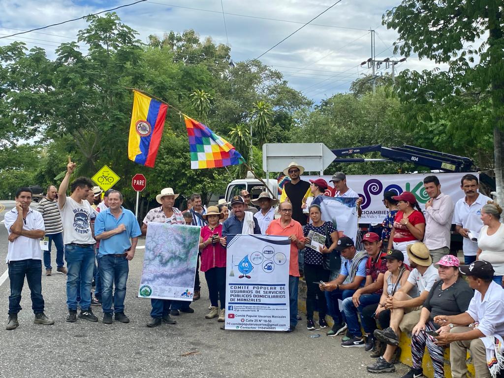 trochandosf's tweet photo. Hoy en la vía #Honda- #PuertoSalgar, comunidades del oriente de #Caldas se movilizaron en rechazo la proyecto de Hidroeléctrica Miel 2.
Diversos sectores sociales y populares se manifestaron en defensa de los ríos, el agua y la vida digna.
Exigen instalación de mesa de diálogo. https://t.co/LIdXlZII65