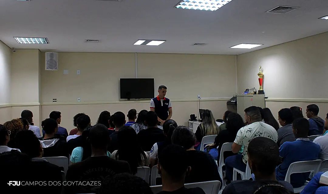 FJUcampos's tweet photo. Quem deseja participar de uma reunião muito especial, onde é ensinado a ter um Algo a Mais com Deus!? Todas as Sextas-feiras, na Catedral de Campos é realizado o Algo a Mais, e se você quer ficar por dentro da palavra de Deus de uma forma diferente é só se juntar a essa galera 🔝 https://t.co/zu28xVMjqx
