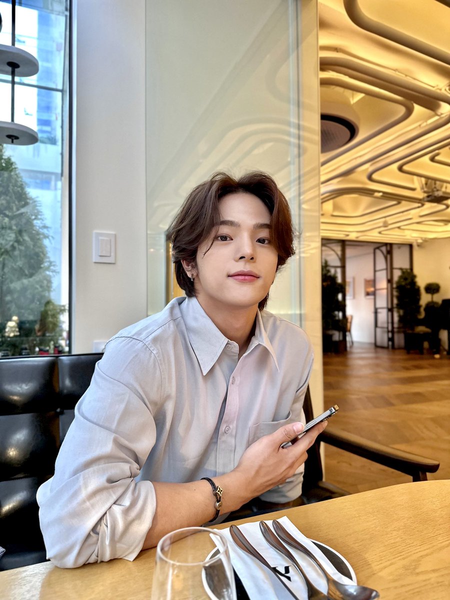 woooojinn's tweet photo. [#우진] 당신의 눈동자에 cheers🥂 https://t.co/PqtFcZSkLT
