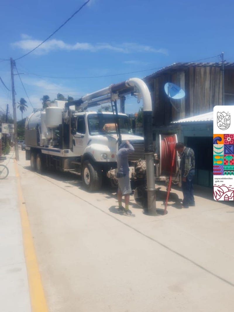 La Dirección de Agua Potable continúa atendiendo las solicitudes de la ciudadanía. Se llevaron a cabo labores de limpieza y desazolve del colector de drenaje en la calle Colima. Seguiremos trabajando para transformar Coyuca. #CoyucaNosUne