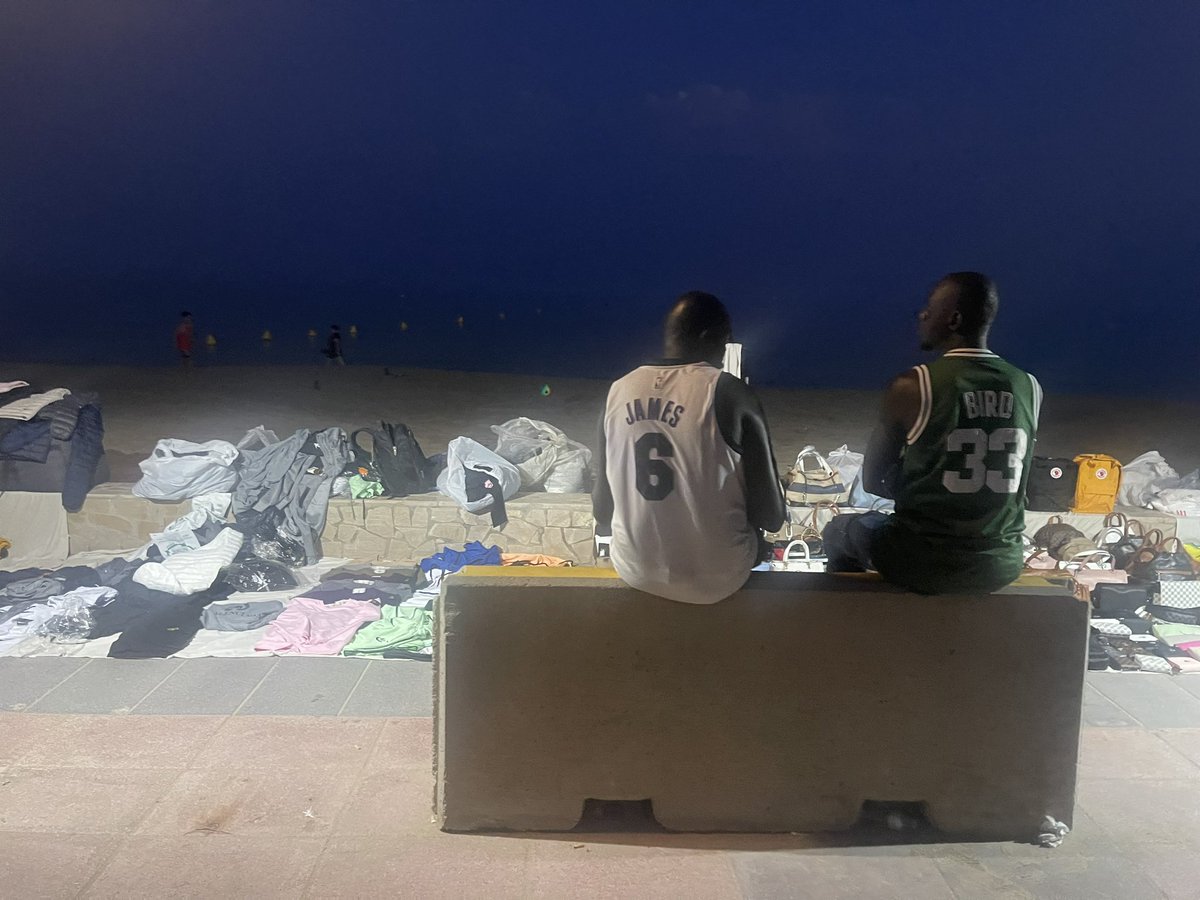 MariaMenesesP's tweet photo. Muchas gracias por vuestra mierda de medida @ajcambrils , no os preocupéis que ya paseo con mis 4 hijos por los 50cm de paseo que quedan libres. #SoisUnosLumbreras https://t.co/ciB90at2Vo