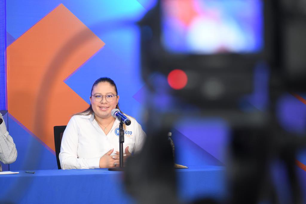 MariferGTO's tweet photo. Arranco con mucho ánimo esta semana de mucho trabajo, participando en la rueda de prensa del @PANGuanajuato ⚪️🔵  

Que sea para todas y todos una gran semana, saludos! ✌🏼 https://t.co/hnw1iSImPM