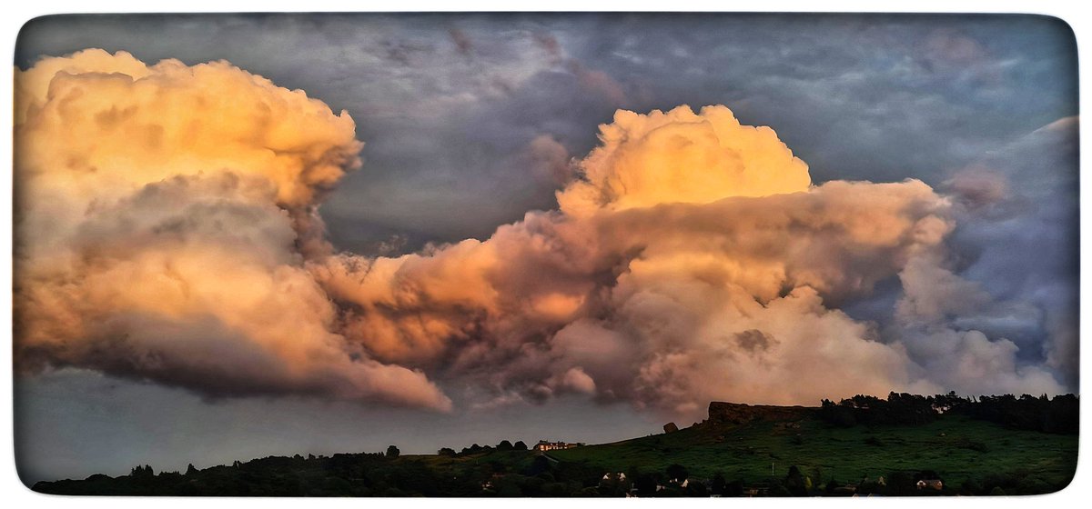 Peepers_110170's tweet photo. A Beautiful Monday evening sunset cloudscape over Ilkley Moor @visitBradford @IlkleyChat @Discover_Ilkley 

#cloudscape #cloudscapes #cloudscapesphotography #clouds #cloudscape_lovers #sunset #sunsetphotography #⛅️ #cloudscapephotography⛅️☁️💨 #cloudscapesofinstagram  #joyful_sky https://t.co/XvWIE7OSf1