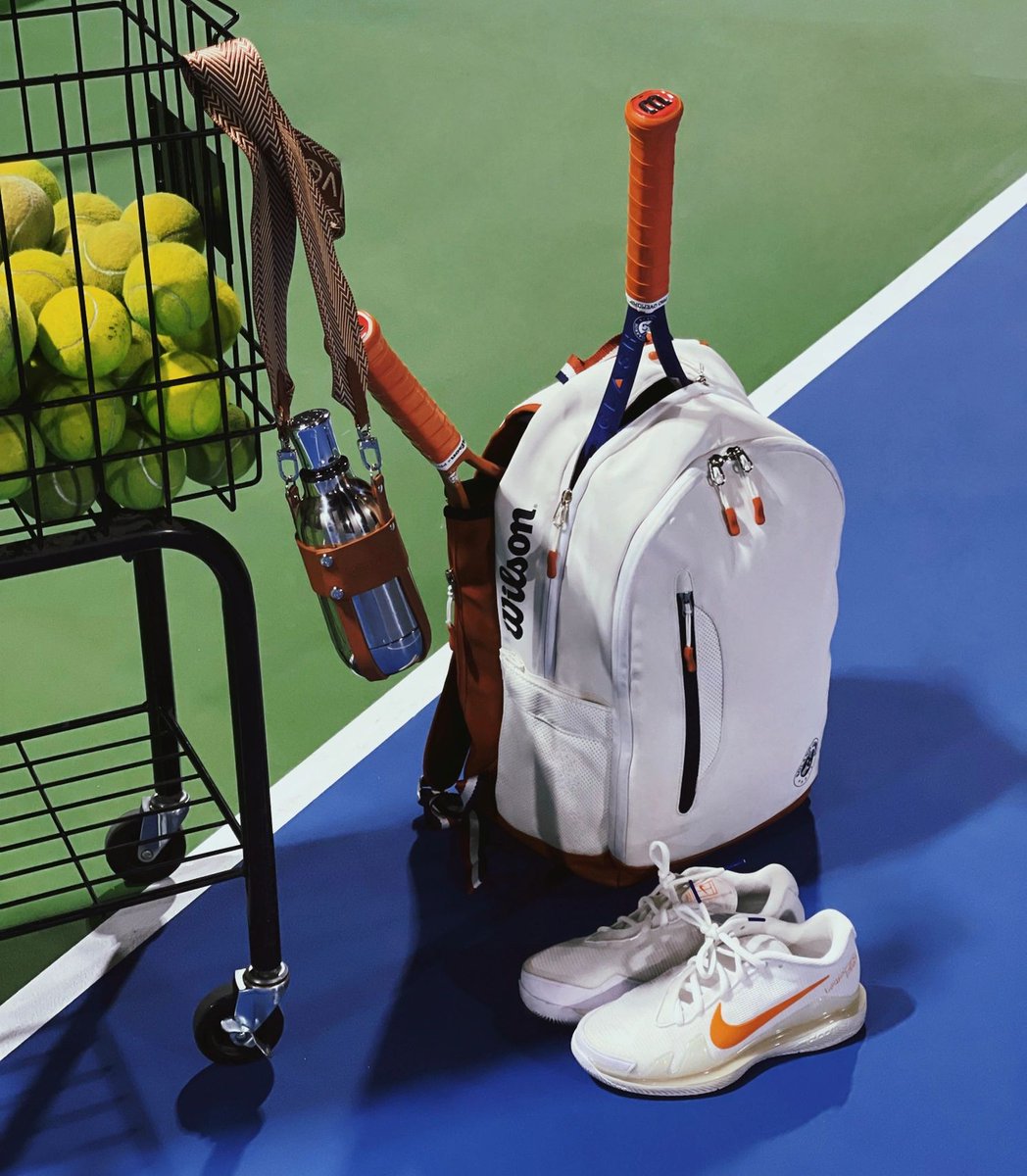 Erin3210's tweet image. 🎾📷 On the tennis court, we can release unlimited energy. Nimble feet running around the court, swinging the racket to hit the ball, every swing and return is a release 📷📷#tenniscour#tennisracket#tennisgame#tennisrules #serve #balanceskills #philadelphia