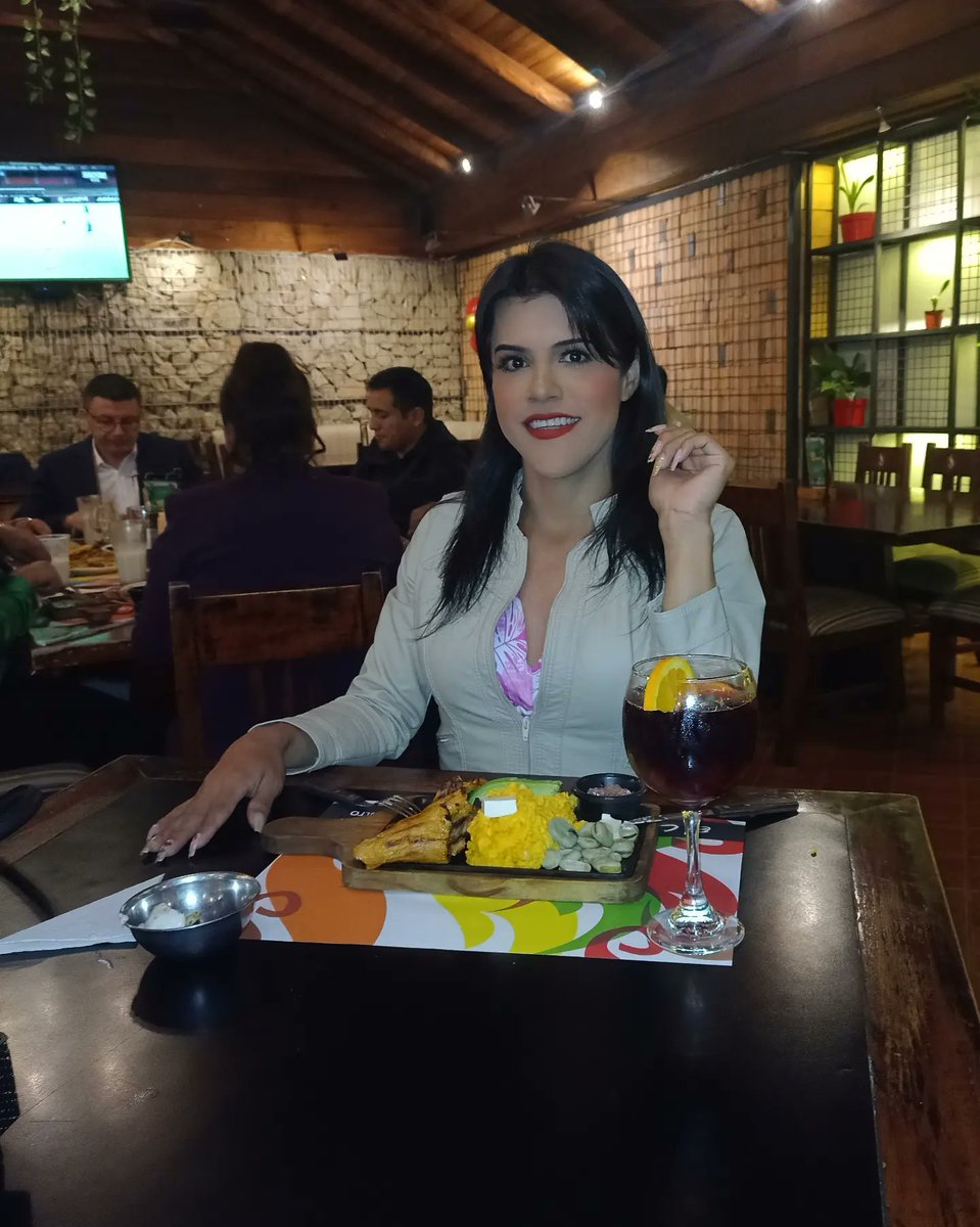RoxanaAndreaBas's tweet photo. Disfrutando de un platillo cuencano 🍽😋
#selfie #selfietime #cena #restaurant #cuencacity #cuencaecuador #cuenca #ecuador #viajar #amorproprio #linda #hermosasmujeres #chicaslindas #mujerestrans #transEcuador🇪🇨 #translatina #transbeauty #travestislindas #shemales #loveshemales https://t.co/OcPWa8lqLj
