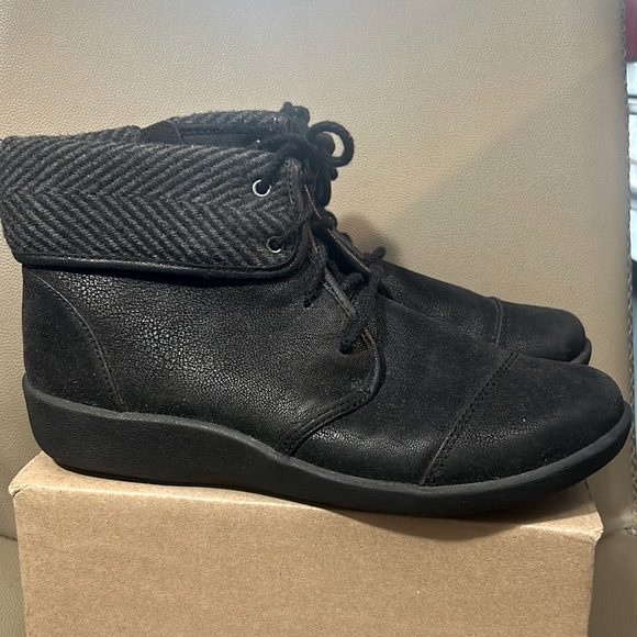 BMWBABSPoshmark's tweet photo. So good I had to share! Check out all the items I'm loving on @Poshmarkapp #poshmark #fashion #style #shopmycloset #clarks #sorel: https://t.co/b3RFq0LhPM https://t.co/Ys1t3Gw96J
