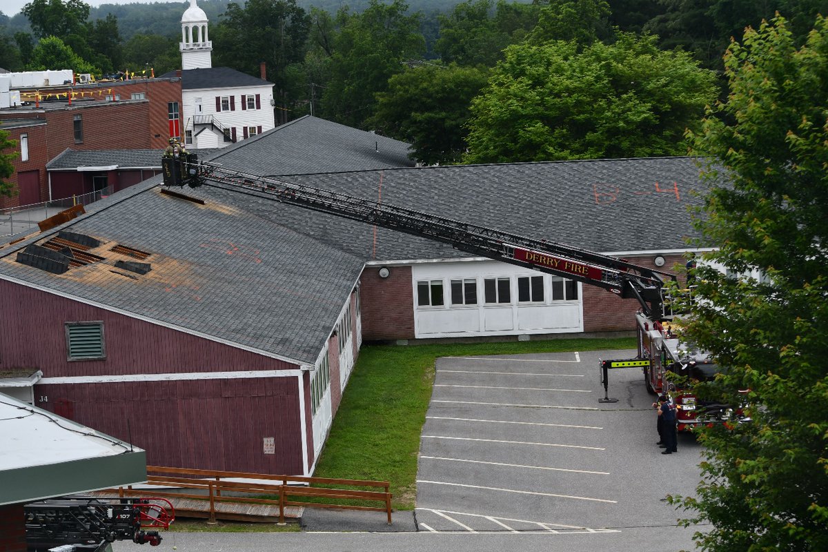 Pinkerton_NH's tweet photo. It seems that members of the Derry Fire Department may be the Social Studies Wing's last students. Over the weekend, they conducted training drills in the building ahead of its demolition -- a place of learning to the end.
#TogetherWeArePinkerton #DerryFire #DFD https://t.co/R6ZhJGkzHs