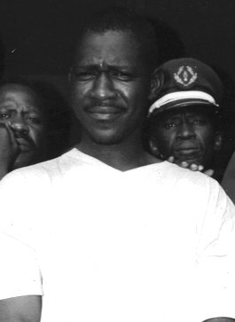 ecris_le_tien's tweet photo. Thread : histoire d’Ino et Alex

À gauche, nous avons Ino et à droite, Alex. Voici l’histoire.

Alioune Abatalib Samb dit Ino et Alex (Alassane Sy) sont sans doute les deux chefs de bandes armées criminelles les plus connus de l'histoire récente du Sénégal. Le frère d'Ino témoignera du génie de ce dernier qui pouvait tout reproduire rien qu'en le voyant.  

Ino est le diminutif d'innocence ; un surnom donné par sa mère car Ino était toujours calme, gentil et ne parlait jamais.  

Ino et Alex ont passé une bonne partie de leur enfance ensemble à Thiaroye.  

Ino est né en 1977 à Yeumbeul. 👇🏿
