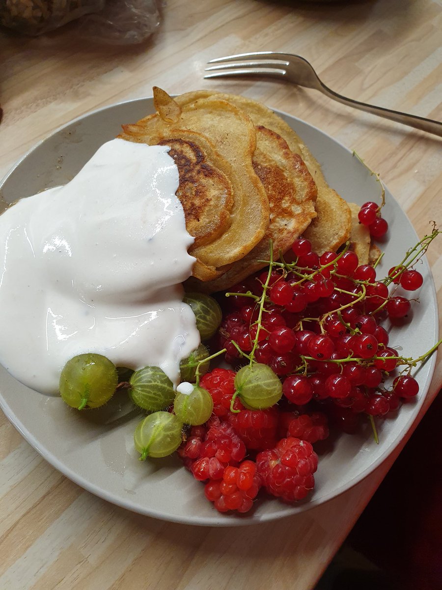 Nein... das war nicht das Dessert des heutigen 3-Gänge-Menüs.

Das hat sich Sohn Nr.2 (14) gerade mal eben als gesunden "Abendsnack" gezaubert. 
Tüte Chips aufreißen kann ja jeder 🤷🏻‍♀️ ...

Wenigstens durfte ich probieren😅

#bananenpancake #nosugar #Abendsnack #Früchteausdemgarten