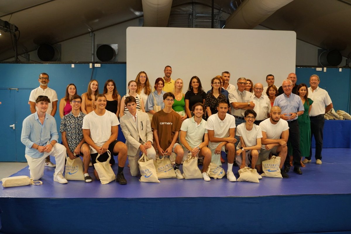 Félicitations 👏👏🤍aux mentions Très Bien🧑‍🎓👨‍🎓 du lycée, remerciements aux professeurs qui les ont accompagné, aux parents qui nous ont fait confiance. Bonne continuation dans le supérieur 💕