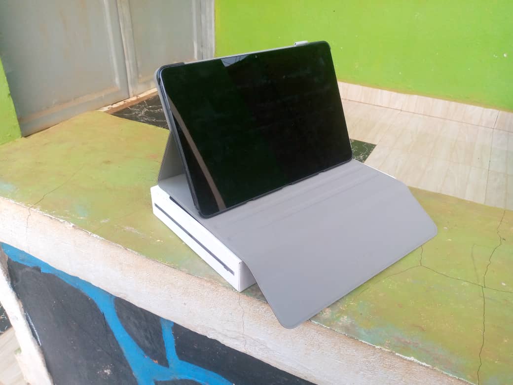 MaisonFermier's tweet photo. En vue de la digitalisation agricole/du commerce en ligne, @PNUDBurundi a offert une tablette à @MaisonFermier. Au nom du Directeur de la société @WilbertDusabe, la DAF Mme Irankunda Nadège a remercié le @PNUDBurundi pour cet appui qui va "améliorer le service de communication" https://t.co/62LPYaHN1B