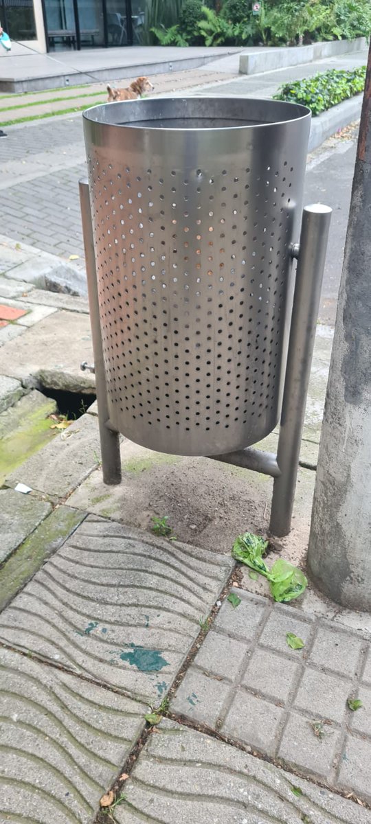 AsoResiChico's tweet photo. 👉 Es muy importante utilizar adecuadamente las canecas de basura. Las bolsas con el excremento de las mascotas NO deben quedar en el suelo, tienen que ser depositadas dentro de la caneca. 
Cuidemos nuestra ciudad. https://t.co/m8bwTNlbNy