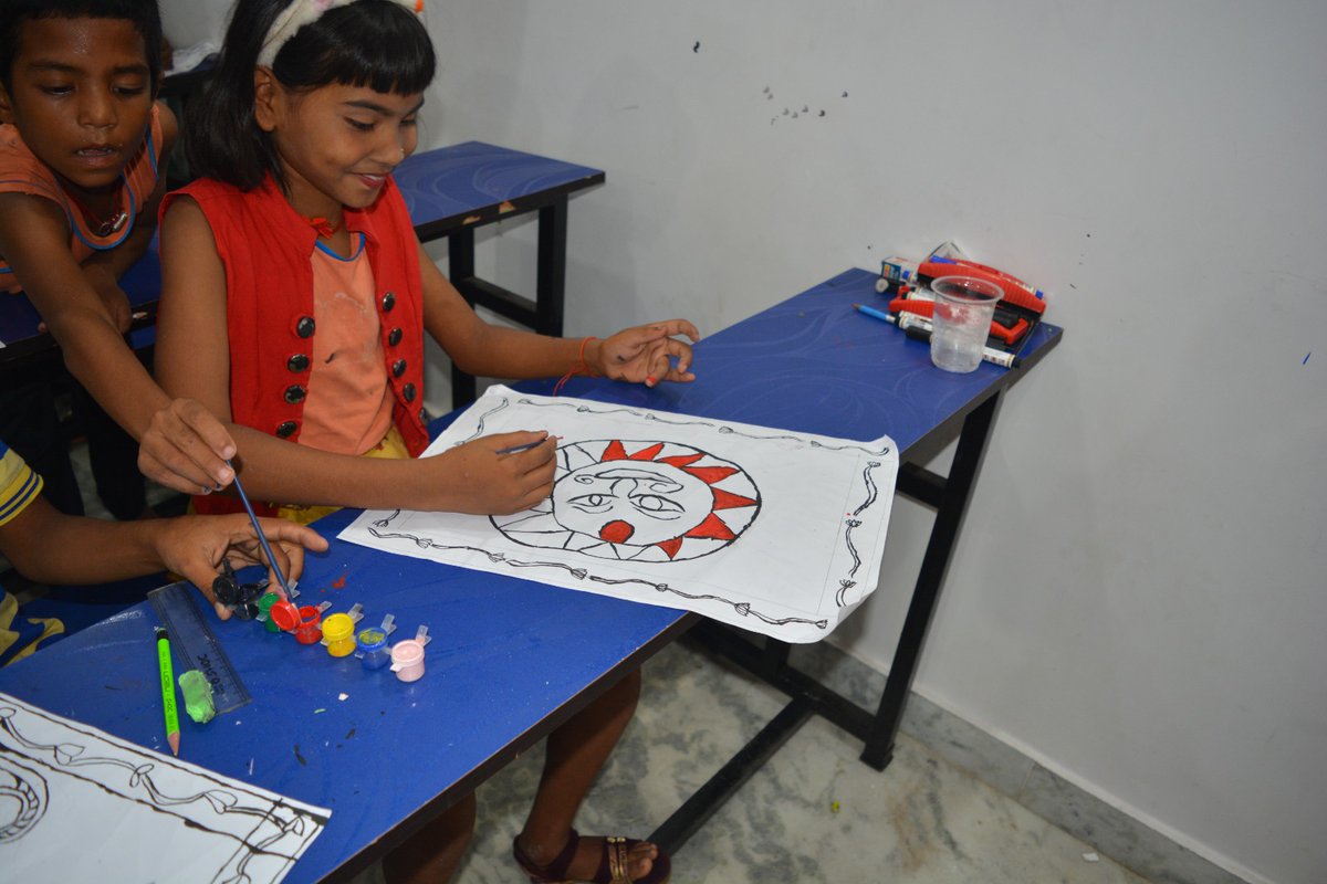 BharatSabal's tweet photo. Madhubani painting workshop organised by @BharatSabal at patna
#upcm #bihar #bihargovernment #biharcm #biharnews 
#upgovt #painting #drawing #NGO4Education https://t.co/KAUwdV31Qy
