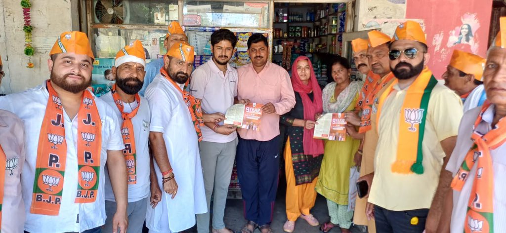 omikhajuria's tweet photo. प्रवास #Mathwar मंडल ,विधानसभा नगरोटा भारतीय जनता पार्टी जिला #JammuNorth
घर घर संपर्क अभियान बूथ नंबर 24
@JPNadda जी @blsanthosh जी @tarunchughbjp जी @ashishsood_bjp जी @RavinderRaina जी @AshokKoul59 जी @BJP4JnK @BJP4India https://t.co/0DWkepqoUn