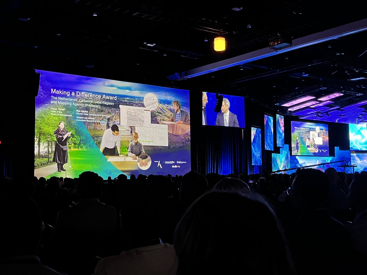 Empezando la #esriuc 2023 con dos premios de #MakingaDifference otorgados a <a href="/Kadaster_Int/">Kadaster Int.</a> por su increíble trabajo de accesibilidad a los mapas y <a href="/mygoldenstate/">Dr. Paulette Brown Hinds</a> Paulette Brown-Hinds por su importante trabajo con #MappingBlackCalifornia