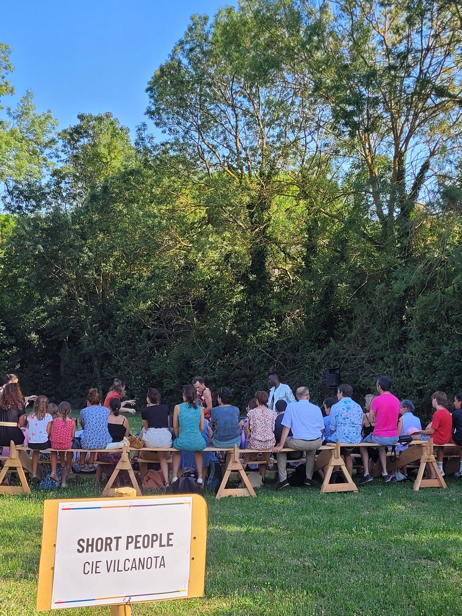 Villeneuve En Scène c'est parti ! 🎪🌞
Sur la Plaine de l'Abbaye, à l'ombre des arbres avec Short People de la Cie Vilcanota !