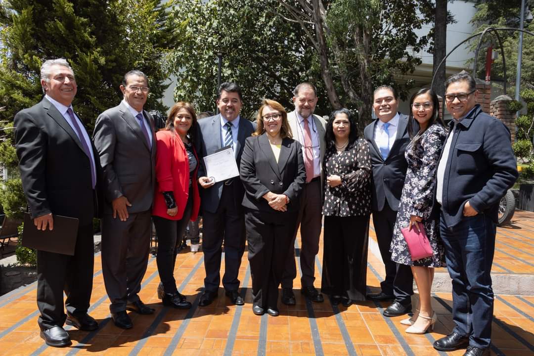 RJoyaC's tweet photo. Recibir la Presea "Manuel Buendía Tellezgirón" 2023 de la #APVT era un anhelo. Inició a los seis meses de comenzar mi carrera profesional ¡Hace 32 años! 😃
Recibirla con personas a quienes admiro es un doble honor.
Gracias al Consejo Directivo y al Jurado.
Gracias x su apoyo ❤️ https://t.co/ssSr63q62I