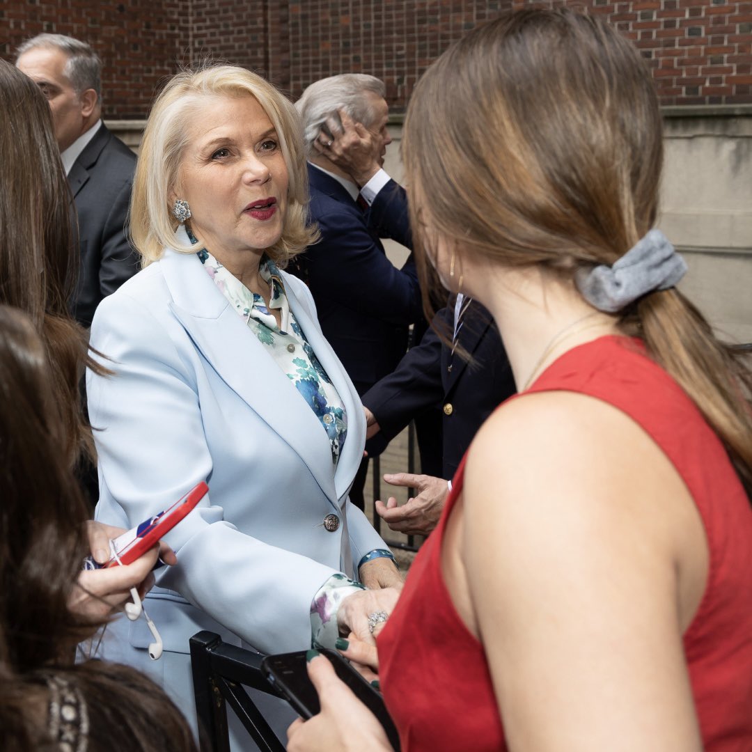 _FALFoundation's tweet image. “My dream is to see all women, whether they are students, faculty, alumni, or community
members, have the tools to face life’s challenges.&quot; -Francine LeFrak