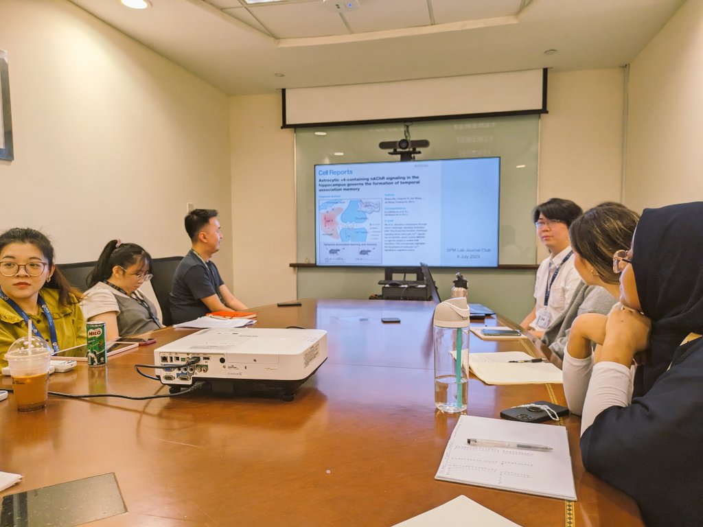 SynPlasLab_NUS's tweet photo. Last week, we did a journal club of a pub which Saji's first PhD student is the corresponding author of. It is also the first student-as-corresponding moment for him. Congrats to Qin! Looking forward to more exciting papers to have JCs with. https://t.co/FYGdrxCtM6
