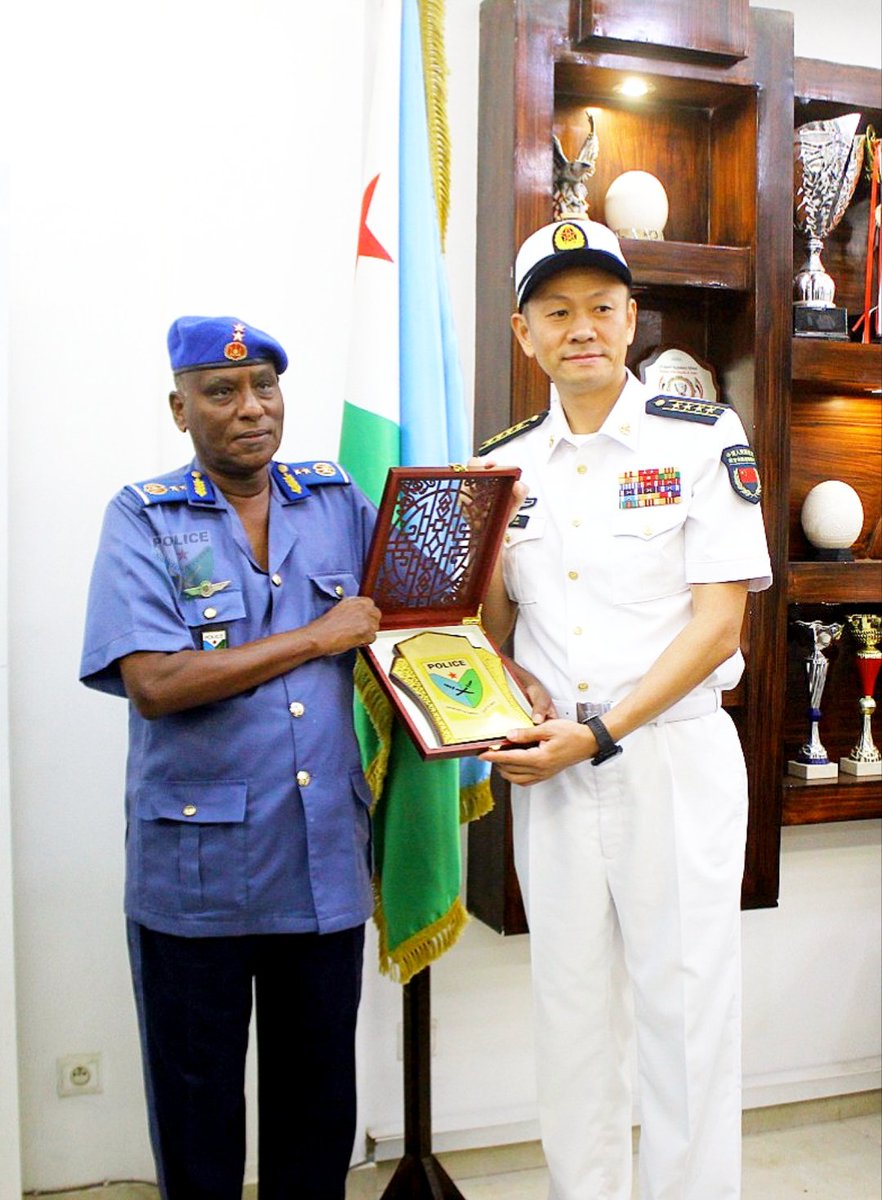P_N_Djibouti's tweet photo. Le Directeur Général de la Police Nationale  le Colonel #Abdourahman_Ali_Kahin à reçu dans son cabinet, Commandant de la Base militaire chinoise à 🇩🇯,Capitaine de vaisseau supérieur #Liu_Feng ,
Cette rencontre de travail avait traité au renforcement de la coopération entre 🇩🇯🤞🇨🇳 https://t.co/V05rKcAMQ2