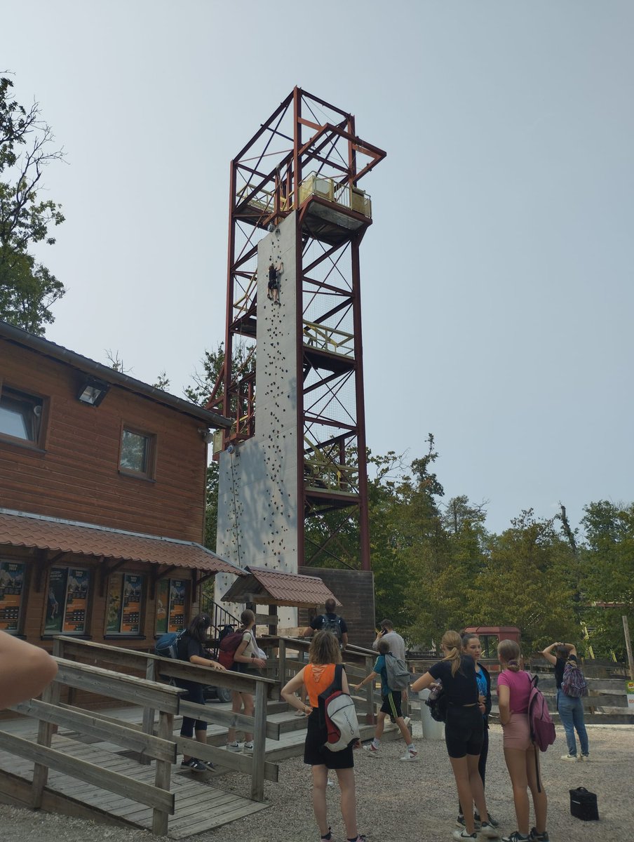 ClgCpe's tweet photo. Les élèves se sont relayés à l’escalade toute la journée pour faire sonner la cloche !!
Presque arrivés au sommet nos 3èmes ! La suite demain au bord du lac 🦊
#Défi https://t.co/HPsIfRErMO