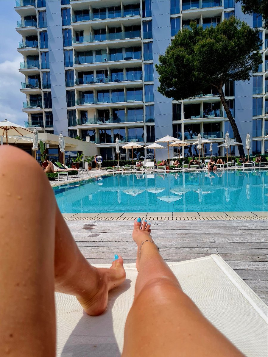 BonnieSkye's tweet photo. Oh to be back on a beach right now. ⛱️ 
What did you notice first in these pics? 🤪 https://t.co/qpoiaO1wPA